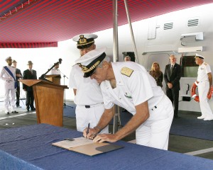 più a destra l’ammiraglio ispettore capo Stefano Tortora e il comandante di Nave Alpino, capitano di fregata, Marcello Grivelli 