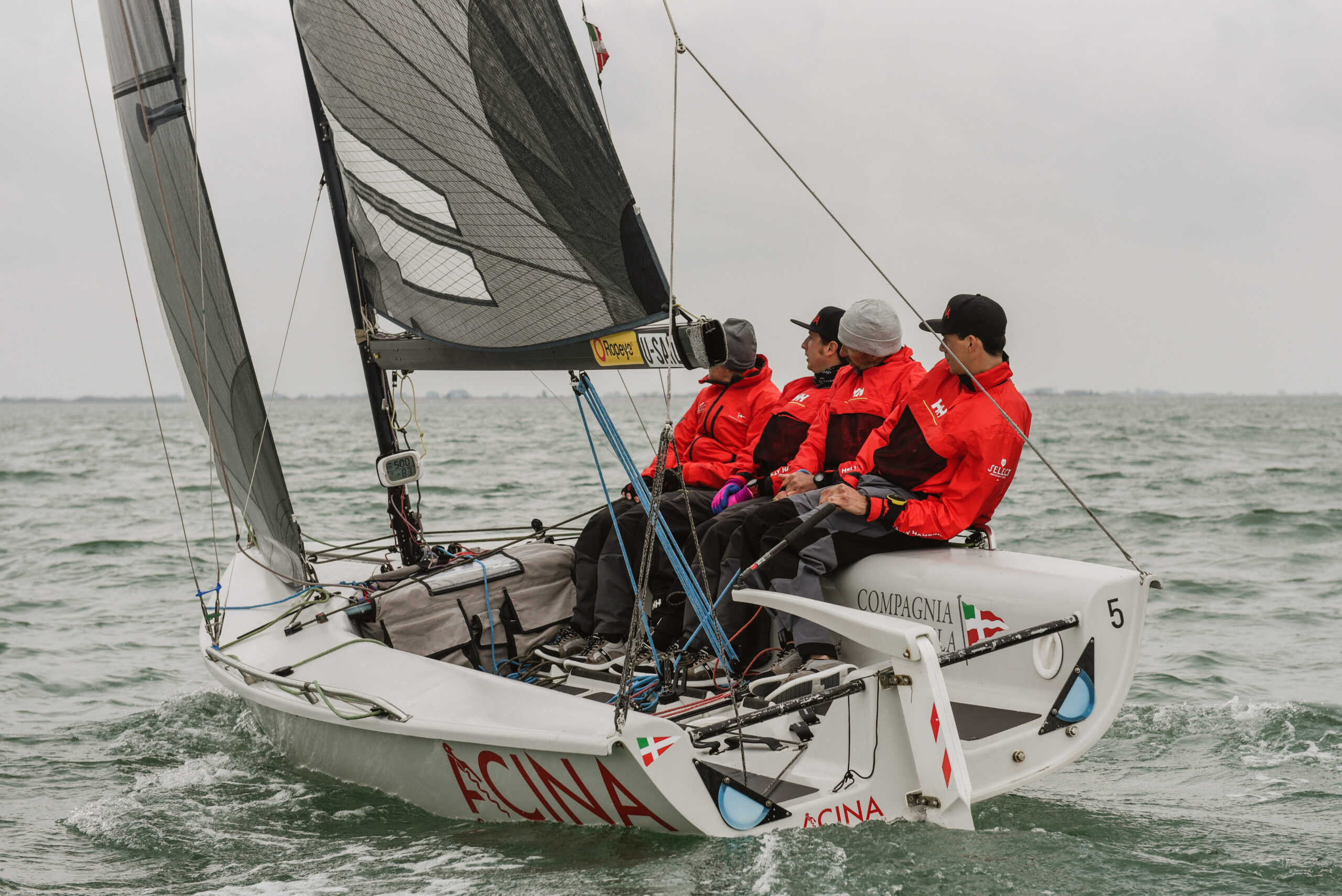 Successo in casa per l’equipaggio della Compagnia della Vela che vince la seconda tappa del Campionato Italiano SB20 e conquista il titolo italiano.