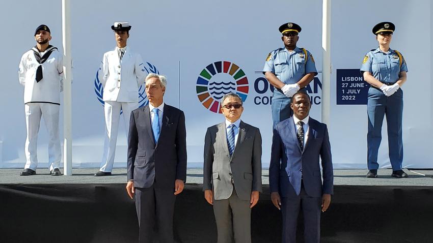 Le bandiere vengono alzate alla vigilia dell’apertura della Conferenza oceanica delle Nazioni Unite del 2022