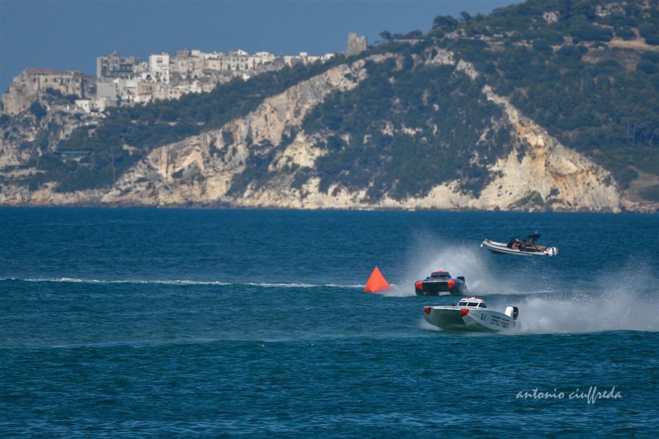 ANDREA E LORENZO BACCHI VINCONO IL CAMPIONATO DEL MONDO DI OFF SHORE A  RODI GARGANICO 