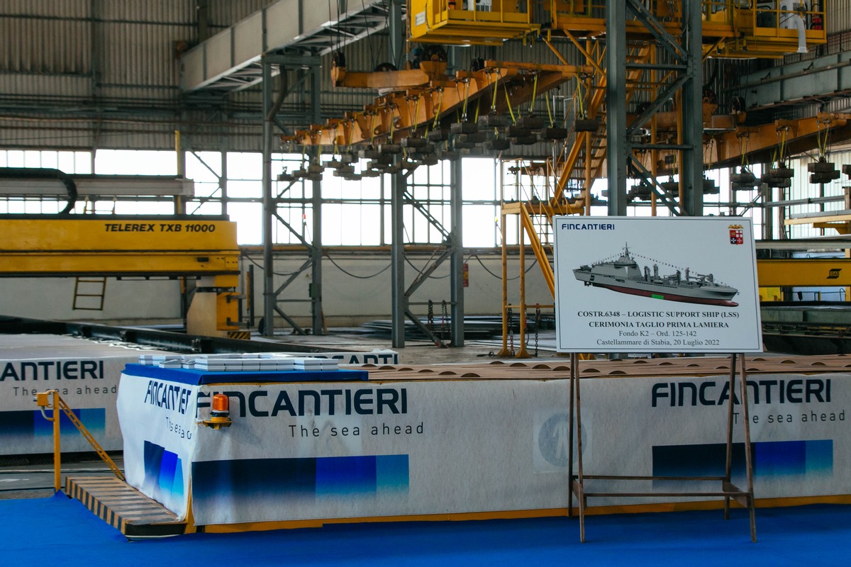 Fincantieri: taglio di lamiera della seconda unità di supporto logistico per la Marina Militare
