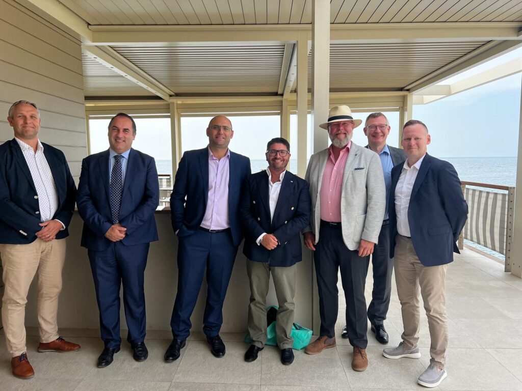 il gruppo degli operatori finlandesi con il responsabile del gruppo Grimaldi a Civitavecchia Arturo Ferraiuolo, il presidente dell'AdSP Pino Musolino e il responsabile della Comunicazione e della Promozione Massimiliano Grasso