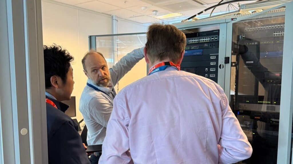 Tecnici durante la verifica dell'infrastruttura ICT di NexusWave per la sicurezza informatica marittima certificata da ClassNK.
