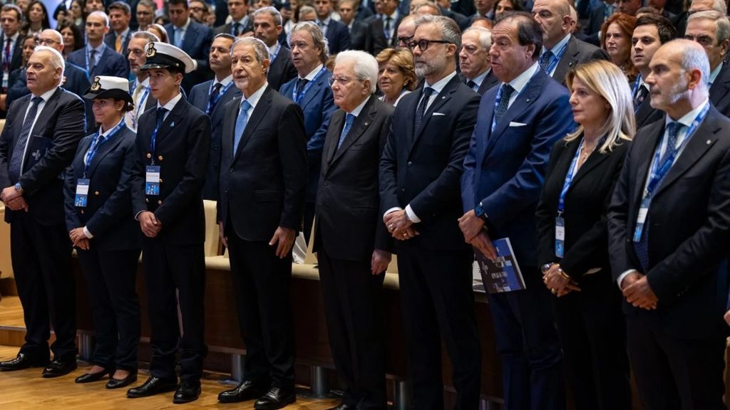 Autorità istituzionali e rappresentanti del settore marittimo durante l'Assemblea pubblica per i 125 anni di Confitarma.