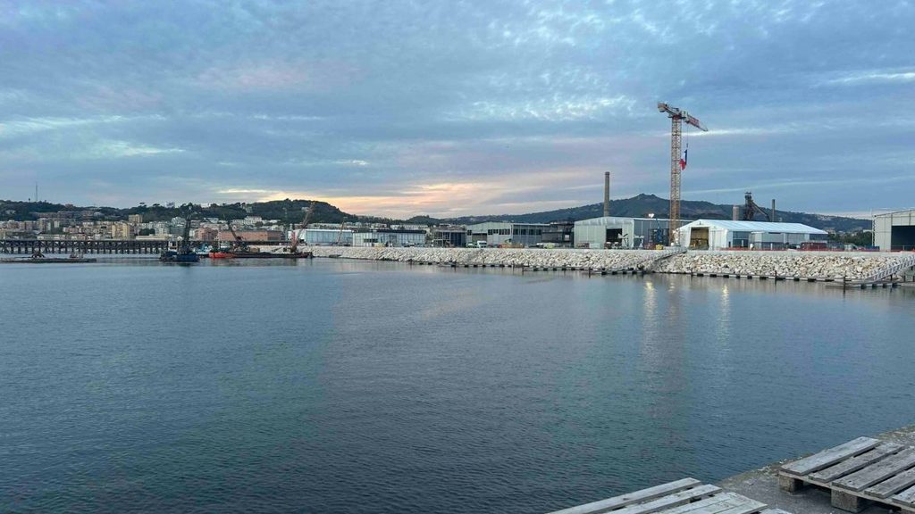 Specchio d’acqua e area di cantiere a Bagnoli, con gru e strutture lungo la banchina