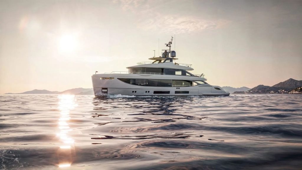 Yacht Benetti Oasis 36M visto lateralmente in navigazione sul mare, con la costa sullo sfondo