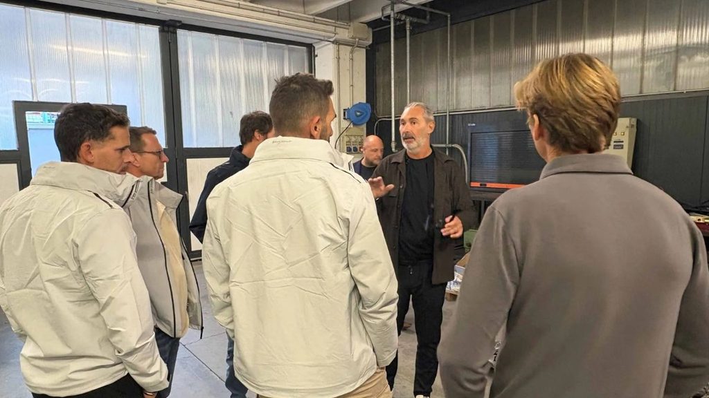 Gruppo di partecipanti alla Sanlorenzo Captains’ Academy durante la visita allo stabilimento Besenzoni