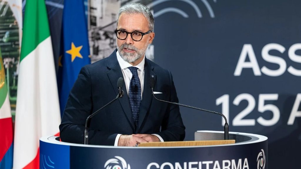 Mario Zanetti interviene al podio di Confitarma, con le bandiere italiana ed europea alle spalle.