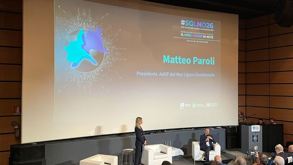 Matteo Paroli interviene agli Stati Generali della Logistica del Nord-Ovest a Genova, seduto sul palco davanti al pubblico
