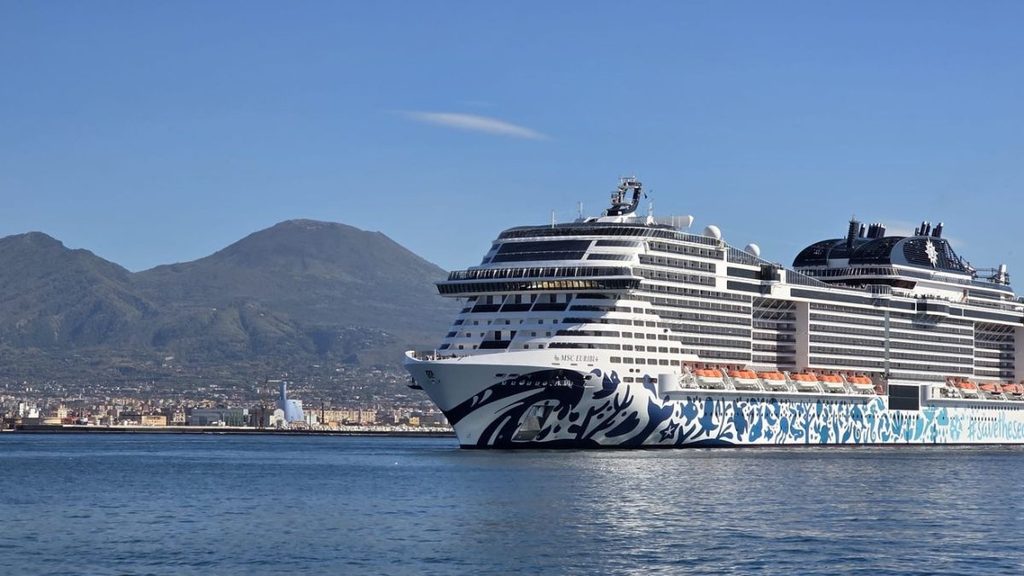 MSC Euribia nelle acque di Napoli con il Vesuvio sullo sfondo