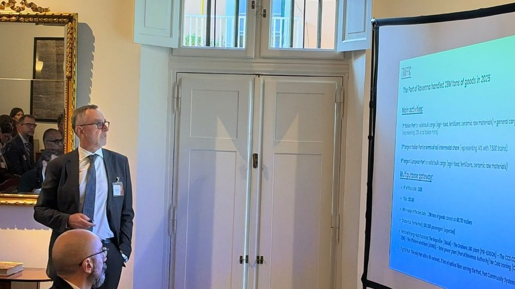 Il Presidente Benevolo illustra una presentazione sul porto di Ravenna durante un incontro istituzionale