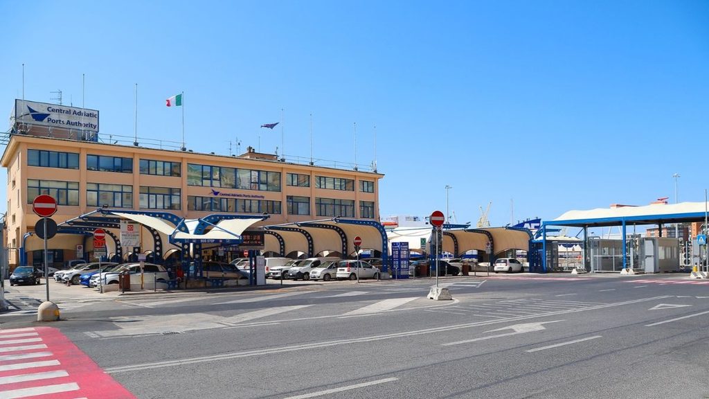 Edificio della sede dell'Autorità di sistema portuale del mare Adriatico centrale ad Ancona, con parcheggi e accessi portuali